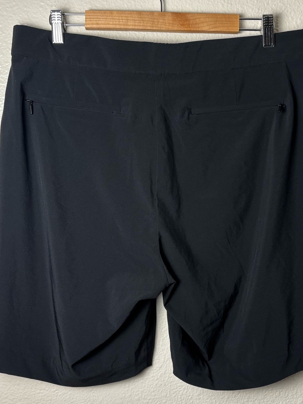 Athleta Tribeca 7" Bermuda Short Black
Women's Size 14 - Picture 14 of 16